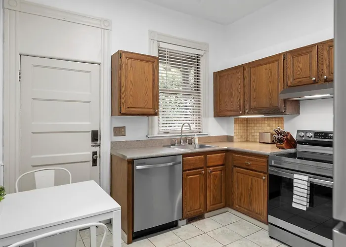 Oakland, !a Modern And Stylish Private Bedroom With Shared Bathroom